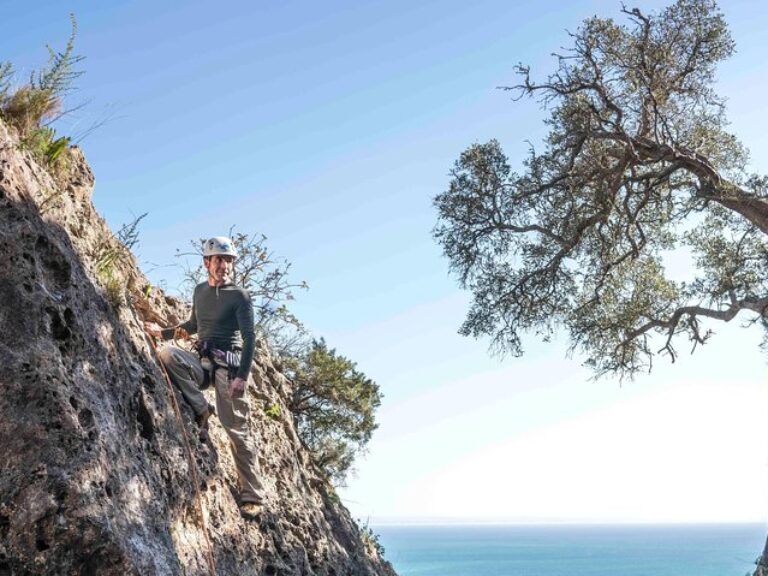 Climbing Experience in Arrábida: Climbing consists of a climbing experience accompanied by Discover The Nature professionals, for inexperienced people who do not yet have knowledge of rock climbing.