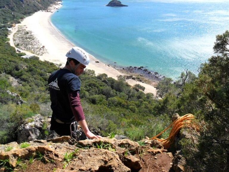 Climbing Experience in Arrábida: Climbing consists of a climbing experience accompanied by Discover The Nature professionals, for inexperienced people who do not yet have knowledge of rock climbing.
