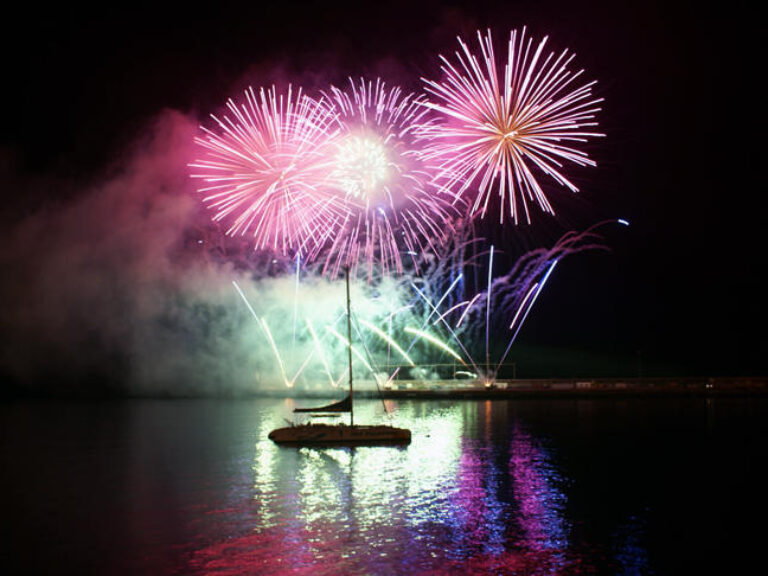 Festival do Atlantico: Come and experience a beginning of summer so brilliant that not even winter will erase it from your memory. Beautiful pyromusical shows from the Atlantic Festival. On 4 consecutive Saturdays in June.