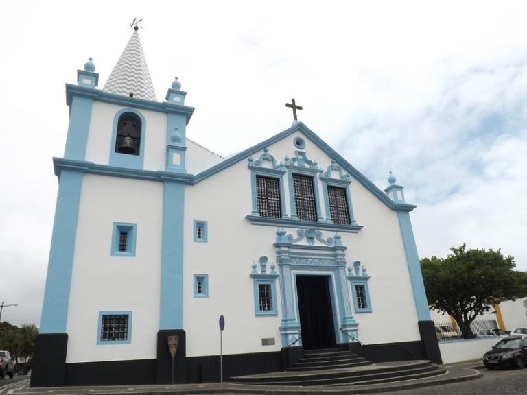 Fortress Route - Angra do Heroísmo: This tour gives you the opportunity to get to know the fortresses of the city of Angra do Heroísmo. Walking on its ramparts, walking along its walls and forts that stretch along the bay of Angra.