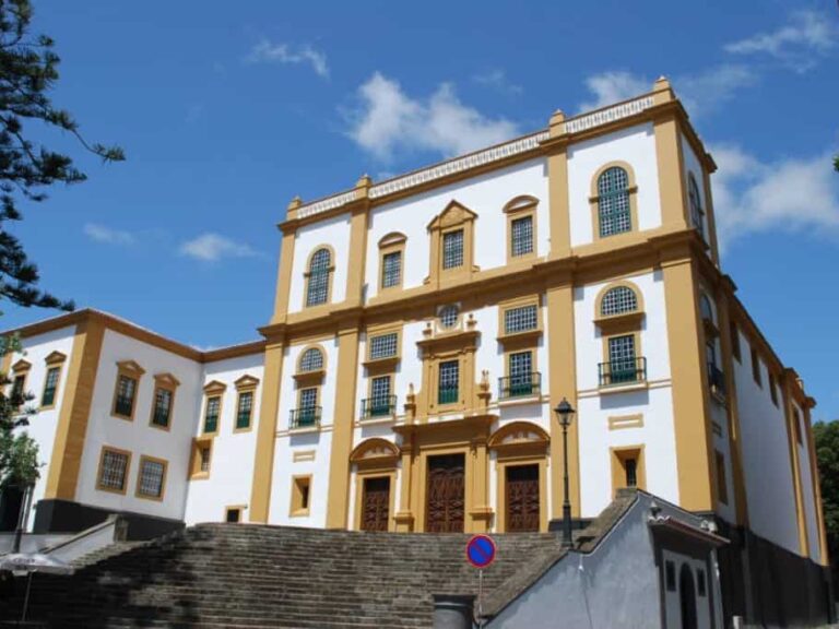 Fortress Route - Angra do Heroísmo: This tour gives you the opportunity to get to know the fortresses of the city of Angra do Heroísmo. Walking on its ramparts, walking along its walls and forts that stretch along the bay of Angra.