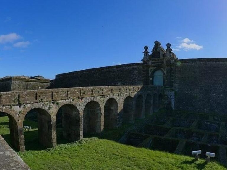 Fortress Route - Angra do Heroísmo: This tour gives you the opportunity to get to know the fortresses of the city of Angra do Heroísmo. Walking on its ramparts, walking along its walls and forts that stretch along the bay of Angra.