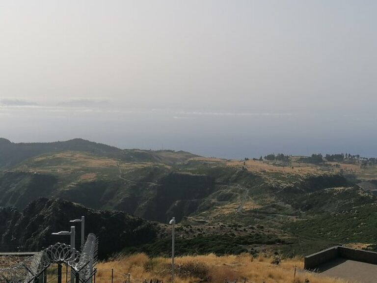 Pico Do Arieiro / Pico Ruivo - With a wonderful view, this trail has the peculiarity of connecting two of the highest peaks...