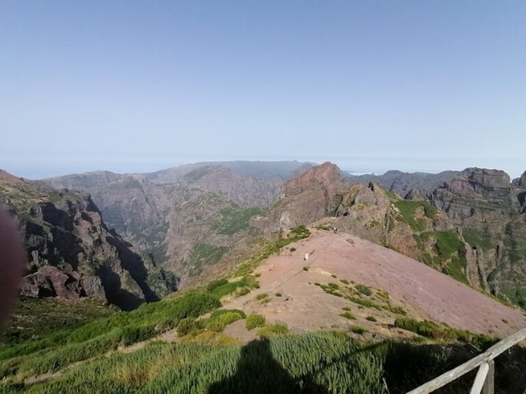 Pico Do Arieiro / Pico Ruivo - With a wonderful view, this trail has the peculiarity of connecting two of the highest peaks...