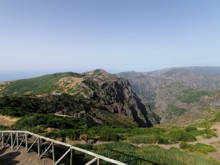 Pico Do Arieiro / Pico Ruivo - With a wonderful view, this trail has the peculiarity of connecting two of the highest peaks...