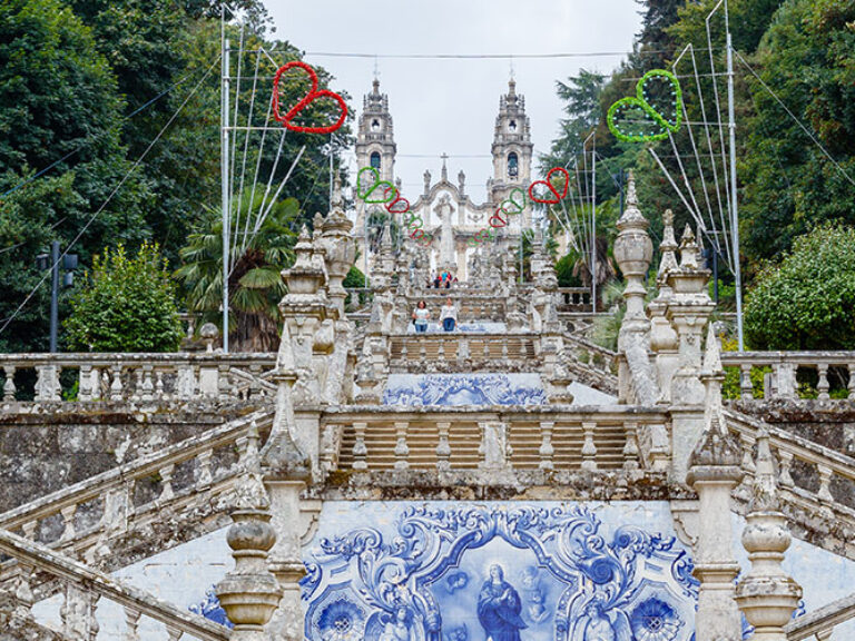Located about 12 kilometers from the Douro River, Lamego's rich history dates back to the Visigoths in the 7th century. In the 18th century, it flourished, producing the renowned "fine wine" that contributed to the creation of Port wine.