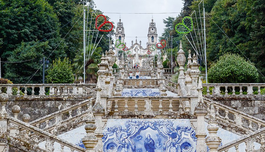 Located about 12 kilometers from the Douro River, Lamego's rich history dates back to the Visigoths in the 7th century. In the 18th century, it flourished, producing the renowned "fine wine" that contributed to the creation of Port wine.