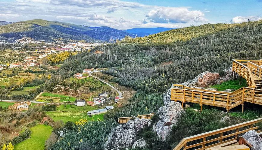 In the heart of Beira Baixa, we find the Naturtejo Geopark, one of the largest networks of walking trails. It is here, in the municipality of Oleiros, that we set off in search of the Passadiços do Orvalho and the Fraga de Água d’Alta waterfall. The Orvalho Walkways are part of the Orvalho GeoRoute and suggest several routes to discover a territory with landscapes of unparalleled beauty. They are about 2 kilometers long, in their shortest version, and involve the Fraga de Água d’Alta and Cabeço do Mosqueiro waterfalls.