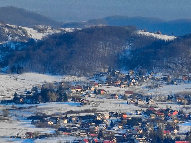 Samobor, a charming town just 25km from Zagreb, makes an ideal day trip. Wander its picturesque old streets, savor local cuisine, and delve into its rich history dating back to the 12th century.