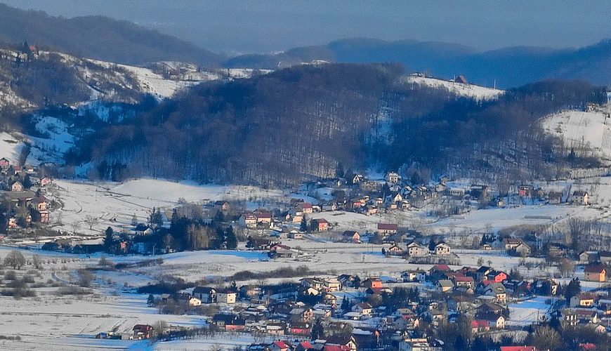 Samobor, a charming town just 25km from Zagreb, makes an ideal day trip. Wander its picturesque old streets, savor local cuisine, and delve into its rich history dating back to the 12th century.