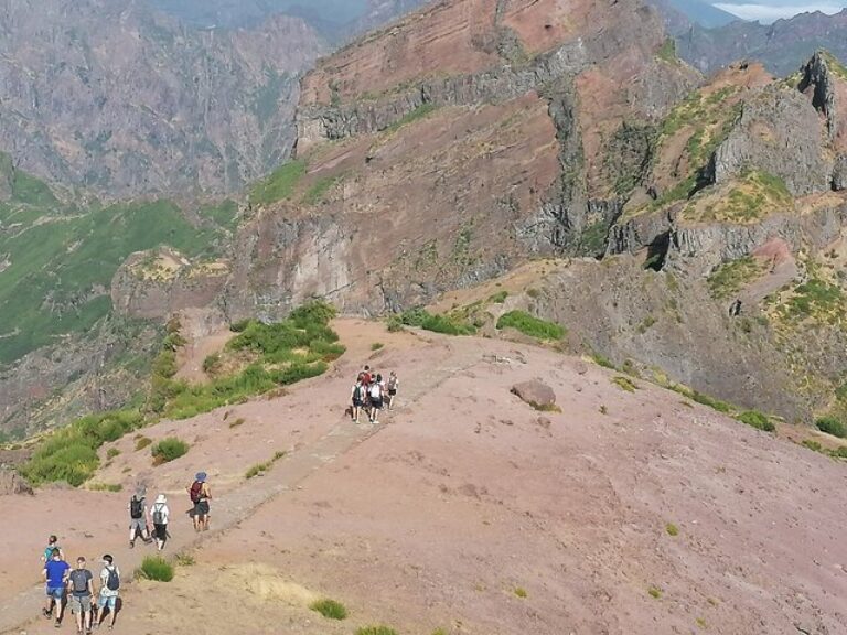 Pico Do Arieiro / Pico Ruivo - With a wonderful view, this trail has the peculiarity of connecting two of the highest peaks...