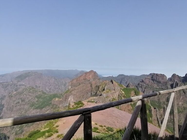 Pico Do Arieiro / Pico Ruivo - With a wonderful view, this trail has the peculiarity of connecting two of the highest peaks...