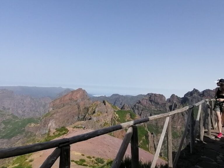 Pico Do Arieiro / Pico Ruivo - With a wonderful view, this trail has the peculiarity of connecting two of the highest peaks...