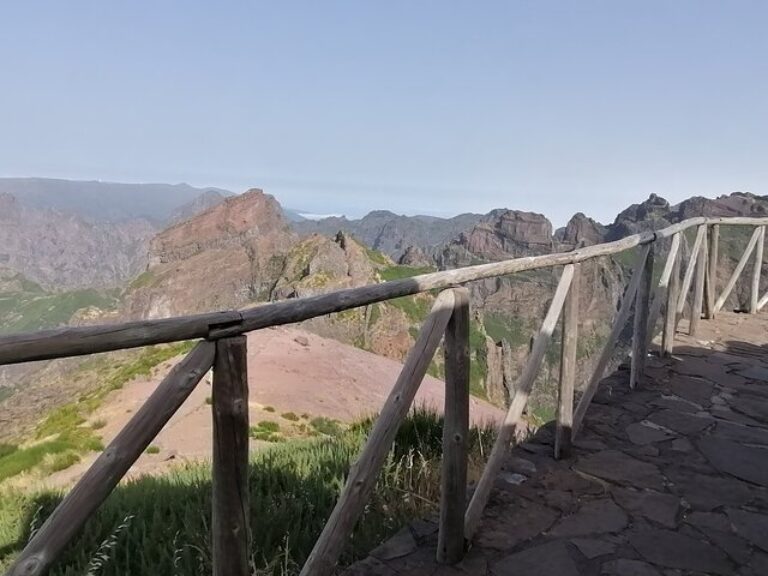 Pico Do Arieiro / Pico Ruivo - With a wonderful view, this trail has the peculiarity of connecting two of the highest peaks...