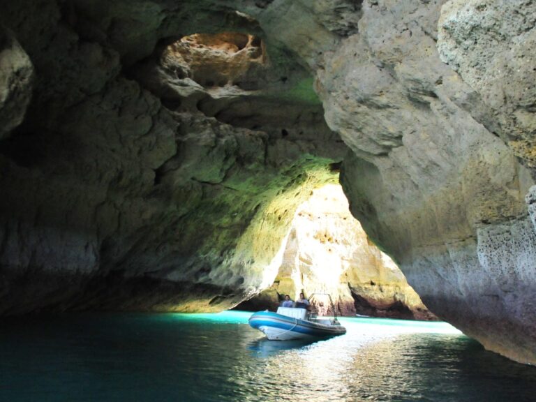Early Morning Expedition To Benagil: Explore with our skilled staff the unique Benagil Cave together with the beautiful line coast that spreads between the city of Portimão and Benagil.