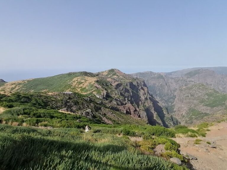 Pico Do Arieiro / Pico Ruivo - With a wonderful view, this trail has the peculiarity of connecting two of the highest peaks...