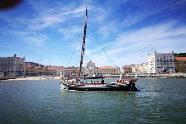 Lisbon Traditional Boats – Guided Sightseeing Cruise