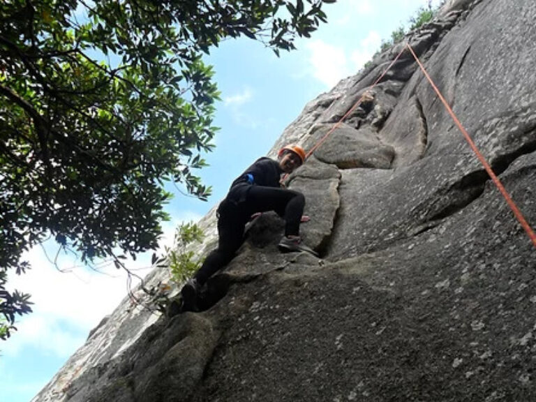 Climbing Experience In Sintra: Put yourself to the test, challenge yourself and come and test your limits in a climbing experience, in a mythical place, the Boulder of Friendship.Learn the basics.