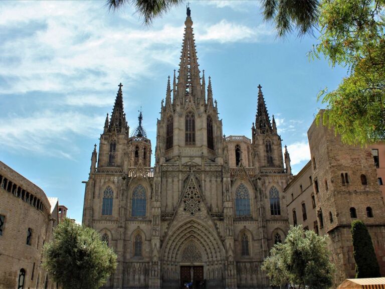 Barcelona: Walking Tour And Boat Trip