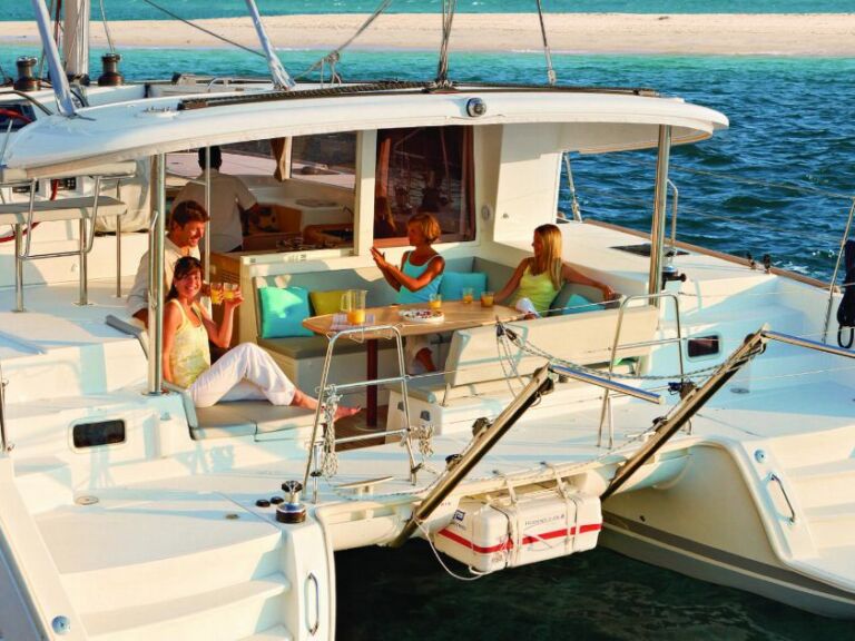 Private Catamaran Boat Tour: We will take you to the best desert beaches and some of the best secret spots while you enjoy all the luxury aboard our boats. Trips are at the Ria Formosa Natural Park with departure from Faro.