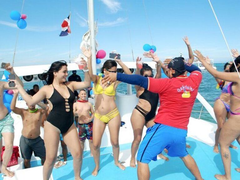 Party Boat / Fiesta En Catamaran En Punta Cana / Free Drinks