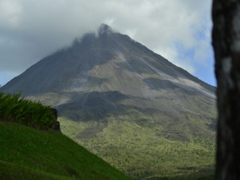 Arenal Volcano Hike + Titoku Hot Springs 