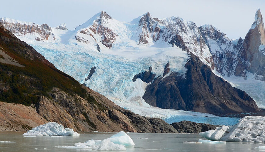 El Chaltén is a must-see destination for anyone who appreciates natural beauty. This small Patagonian town is nestled at the base of some of the most impressive mountains in South America, making it a haven for outdoor enthusiasts and nature lovers alike.