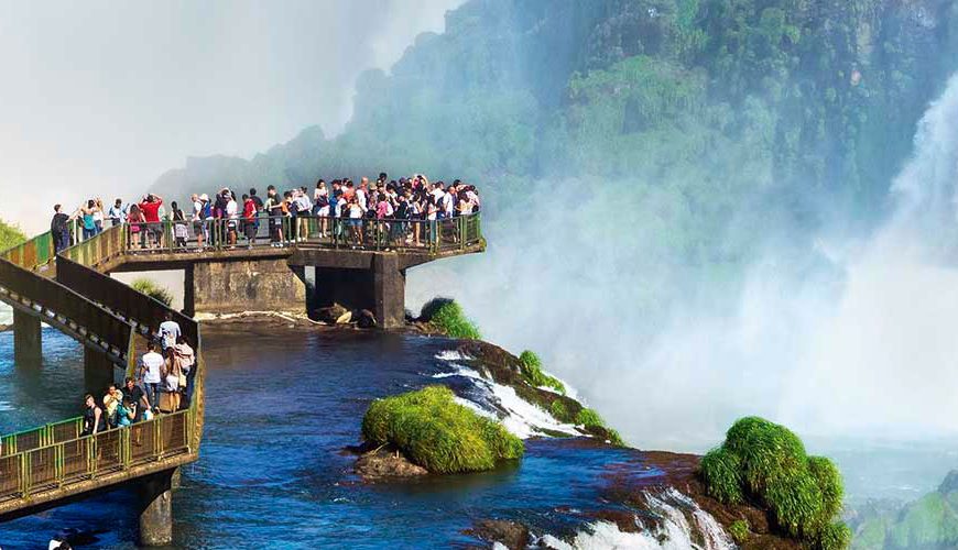 Puerto Iguazú is not just a city, but an experience. Ideally positioned in the Argentinean province of Misiones, it's your gateway to the spectacular Iguazu Falls, and an enchanting blend of culture, cuisine, and adventure.