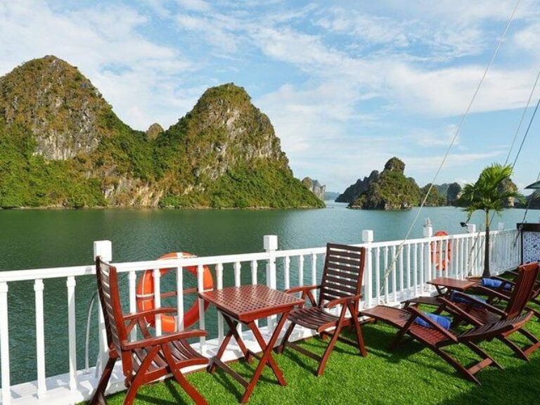Oasis Bay Classic Cruise - Luxury Boutique Cruise in Halong Bay