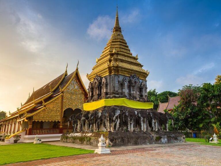 Chiang Mai Temples And City History Small Group Tour – Half Day. Journey through time as you immerse yourself in the spiritual and historical wonders of Chiang Mai, Thailand's northern jewel. On this curated half-day experience, uncover the tales behind four of Chiang Mai’s most revered temples, making it an essential pit stop for culture enthusiasts and history buffs alike.