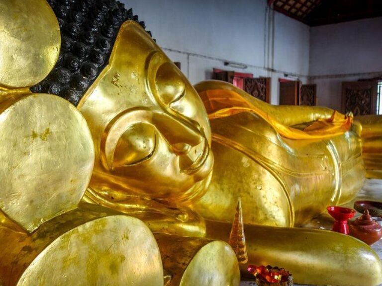 Chiang Mai Temples And City History Small Group Tour – Half Day. Journey through time as you immerse yourself in the spiritual and historical wonders of Chiang Mai, Thailand's northern jewel. On this curated half-day experience, uncover the tales behind four of Chiang Mai’s most revered temples, making it an essential pit stop for culture enthusiasts and history buffs alike.