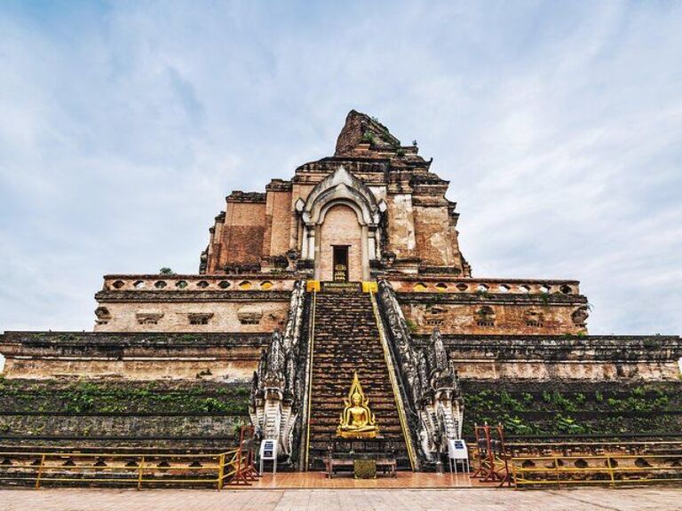 Chiang Mai Temples And City History Small Group Tour – Half Day. Journey through time as you immerse yourself in the spiritual and historical wonders of Chiang Mai, Thailand's northern jewel. On this curated half-day experience, uncover the tales behind four of Chiang Mai’s most revered temples, making it an essential pit stop for culture enthusiasts and history buffs alike.