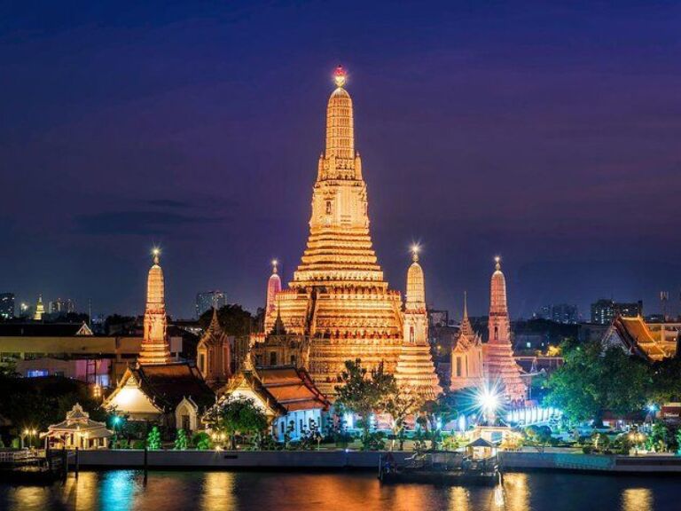 Bangkok Night Tour: Wat Arun, Wat Pho And Grand Palace – Small Group. Bangkok, the bustling capital of Thailand, comes alive at night. Whether you're a first-time visitor or a seasoned traveler, our evening tour offers a unique perspective of the city's iconic landmarks. Embark on a magical journey through the heart of Bangkok as the sun sets and the city's historic sites shine in a new light.