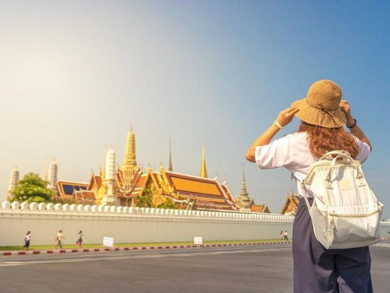 Bangkok Walking Tour: Temples, Grand Palace And Flower Market Small Group tour. Bangkok, a city where age-old traditions intersect with a modern urban landscape, is waiting to be explored. And what better way to uncover its gems than on foot? Immerse yourself in a unique blend of culture, history, and vibrant life as you stroll through the heart of the city.