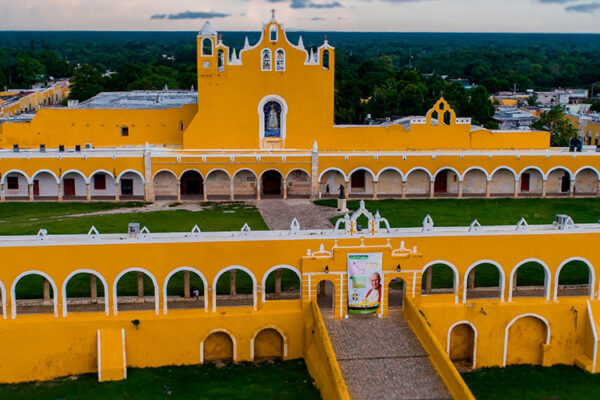 Izamal is a small colonial town in the Mexican state of Yucatan, known as the “Yellow City” because of the color that dominates the walls. The city was founded by the Maya people in the sixth century and served as an important ceremonial center. Izamal was conquered by the Spanish in the 16th century and became an important center of missionary activity.