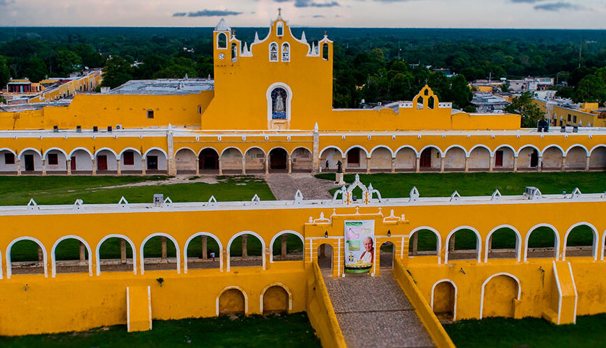 Izamal is a small colonial town in the Mexican state of Yucatan, known as the “Yellow City” because of the color that dominates the walls. The city was founded by the Maya people in the sixth century and served as an important ceremonial center. Izamal was conquered by the Spanish in the 16th century and became an important center of missionary activity.