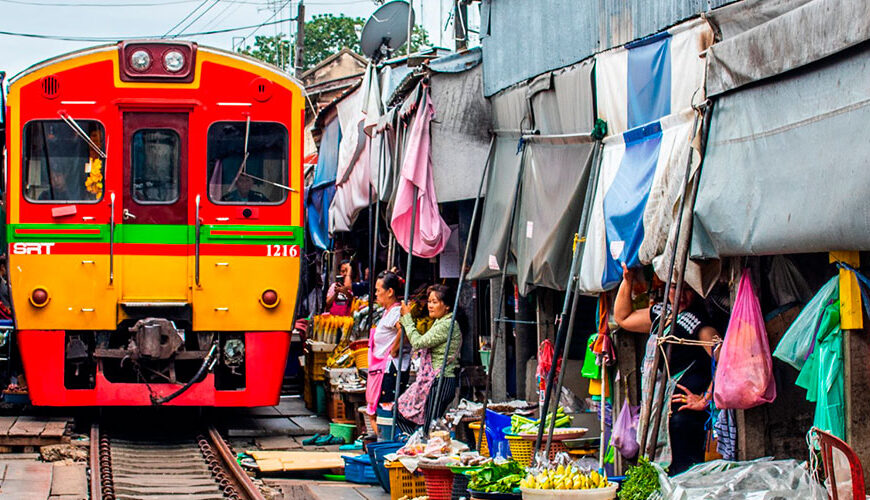 Samut Songkhram Province is a small but interesting province because part of it connects to the Gulf of Thailand and has the Mae Klong River flowing through. It is located just south of Bangkok and is easily accessible by bus or train. The province is best known for the Amphawa Evening Floating Market, which is held every Friday, Saturday, and Sunday evening.