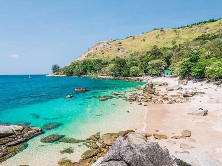 Phuket Instagram Highlights and Hidden Gems beckon the modern traveler with a blend of iconic attractions and uncharted beauties. This tropical paradise, surrounded by azure seas, seamlessly combines its rich cultural heritage with natural wonders. Positioned near locales like Krabi and the Phi Phi Islands, Phuket stands as an exemplary starting point for Southeast Asian adventures.
