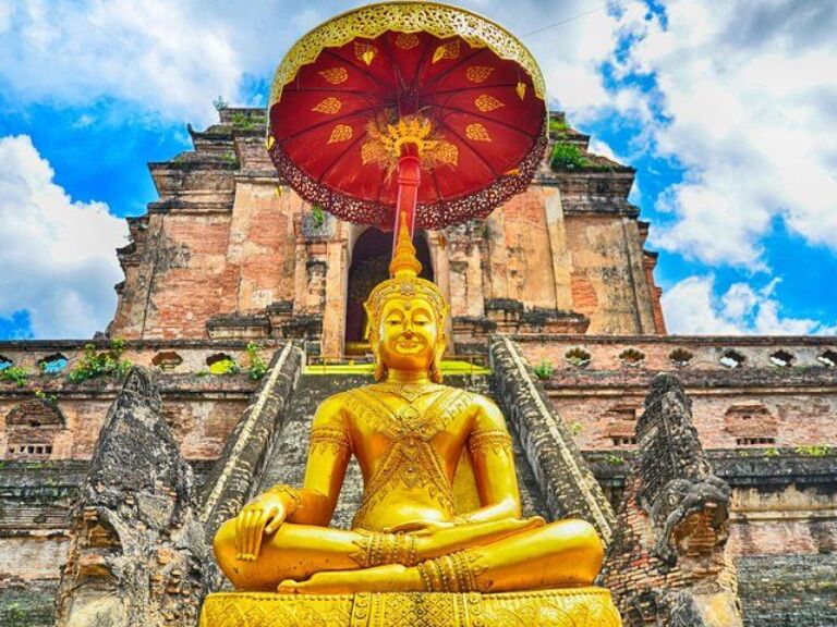 Chiang Mai Temples And City History Small Group Tour – Half Day. Journey through time as you immerse yourself in the spiritual and historical wonders of Chiang Mai, Thailand's northern jewel. On this curated half-day experience, uncover the tales behind four of Chiang Mai’s most revered temples, making it an essential pit stop for culture enthusiasts and history buffs alike.