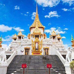 Bangkok Walking Tour: Temples, Grand Palace And Flower Market Small Group tour. Bangkok, a city where age-old traditions intersect with a modern urban landscape, is waiting to be explored. And what better way to uncover its gems than on foot? Immerse yourself in a unique blend of culture, history, and vibrant life as you stroll through the heart of the city.