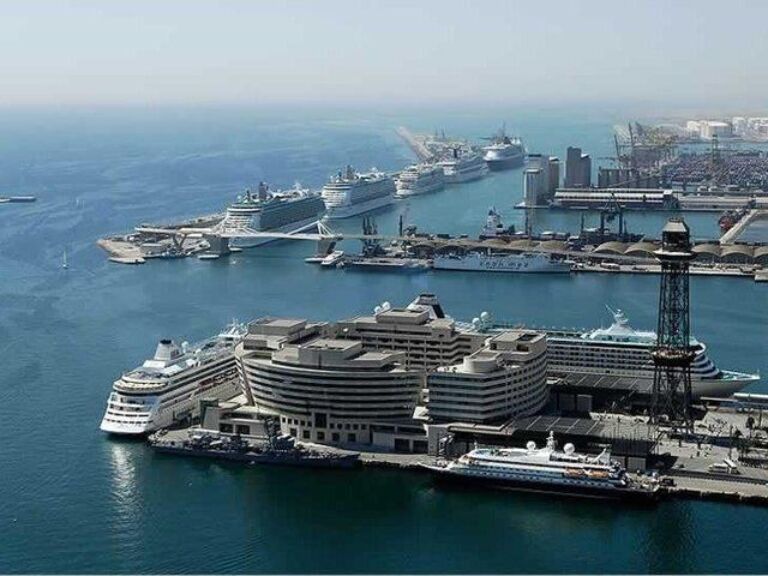 Arrival Private Transfer: Barcelona Cruise Port to Bacelona in Luxury Van