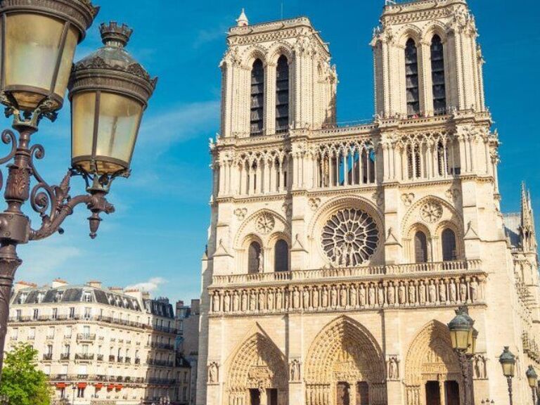 4 hours Private Van Tour in Paris with Hotel pickup