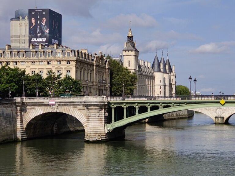 4 hours Private Van Tour in Paris with Hotel pickup