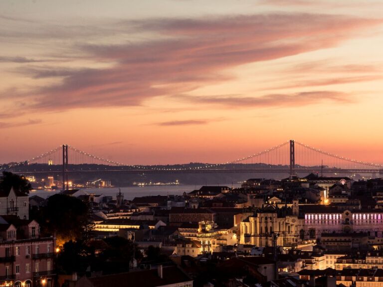 Lisbon by Night Iconic Photos Tour
