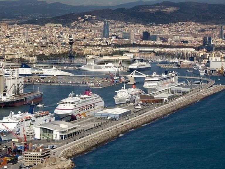 Arrival Private Transfer: Barcelona Cruise Port to Barcelona in Business Car