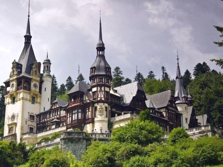 Peles Castle and Brasov City: If you are looking for a day of adventure to cut yourself off from the stress of everyday life, we have put together for you a one-day tour of the Bran Castle, followed by several other important sites worthy of your attention.
