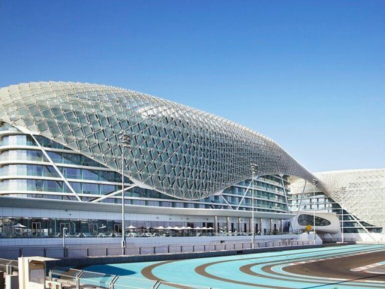 Abu Dhabi Airport Transfers: Abu Dhabi City to Airport AUH in Business Car
