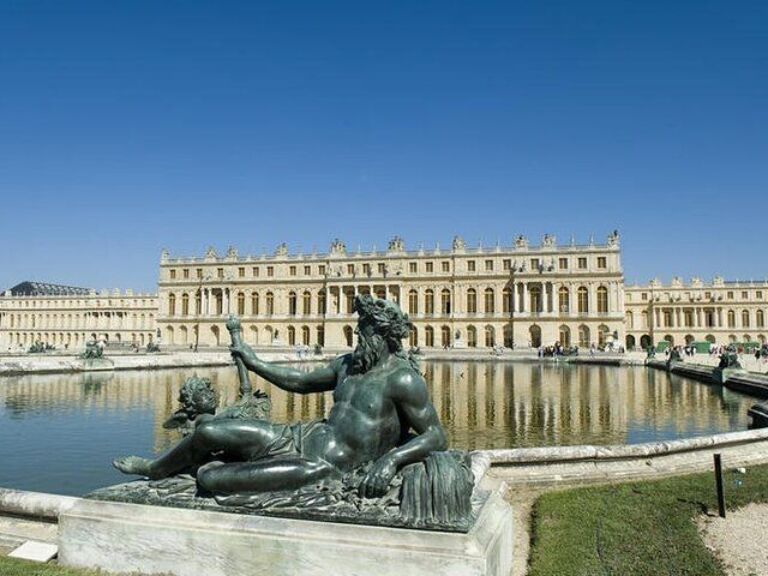 Private Full-Day Paris trip including Louvre and Versailles with Pickup