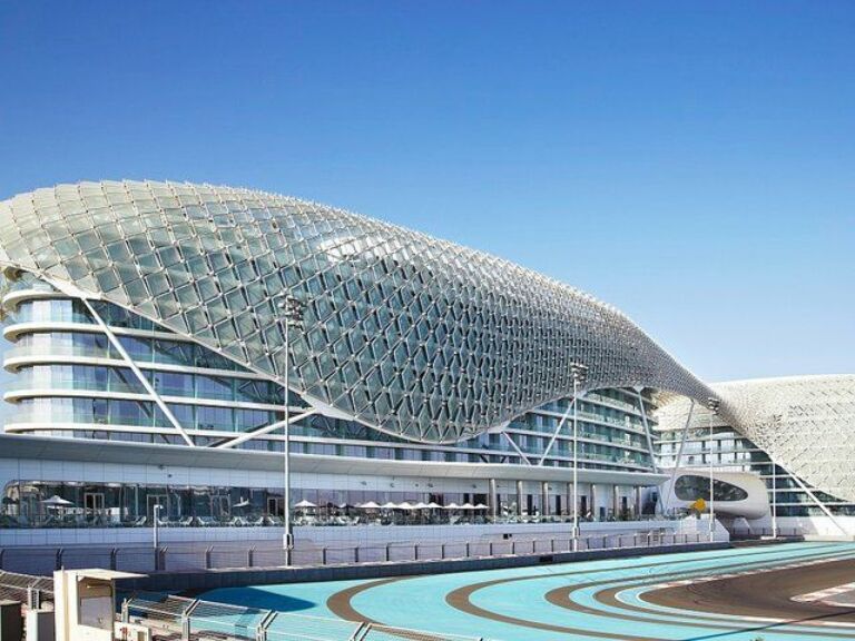 Abu Dhabi Airport Transfers: Airport AUH to Abu Dhabi City in Business Car
