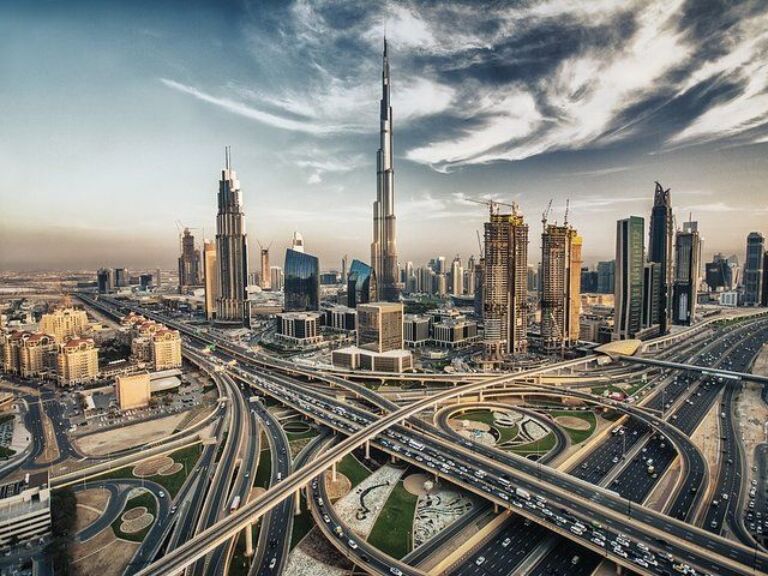 Abu Dhabi Airport Transfers: Abu Dhabi Airport AUH to Dubai City in Business Car
